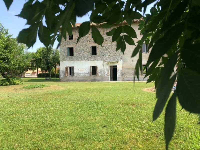 AMPIO RUSTICO IN SASSI IN APERTA CAMPAGNA Codroipo