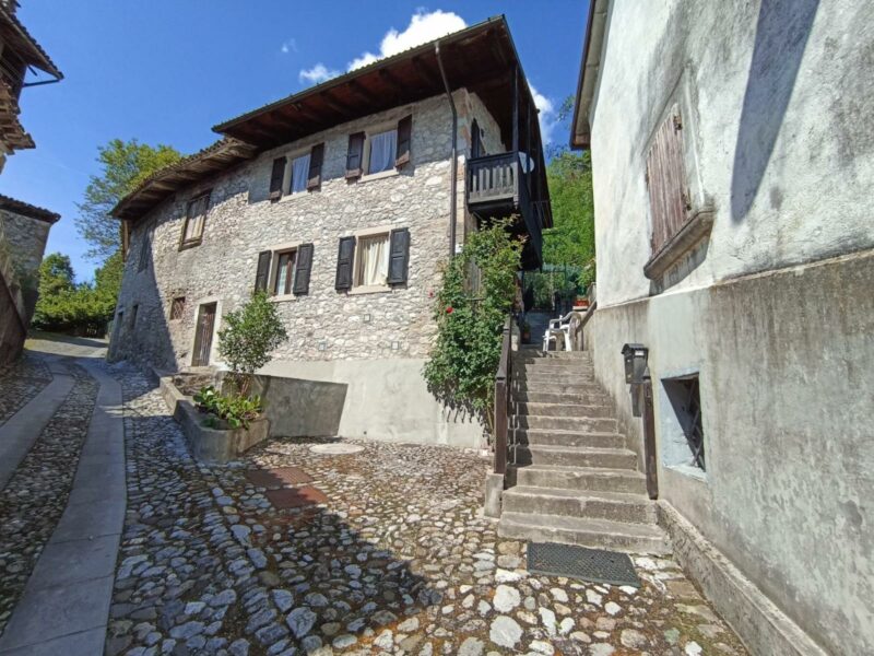 TIPICA CASA DI TESTA IN SASSO RISTRUTTURATA CON CORTE ESCLUSIVA FR. OLTRIS Ampezzo