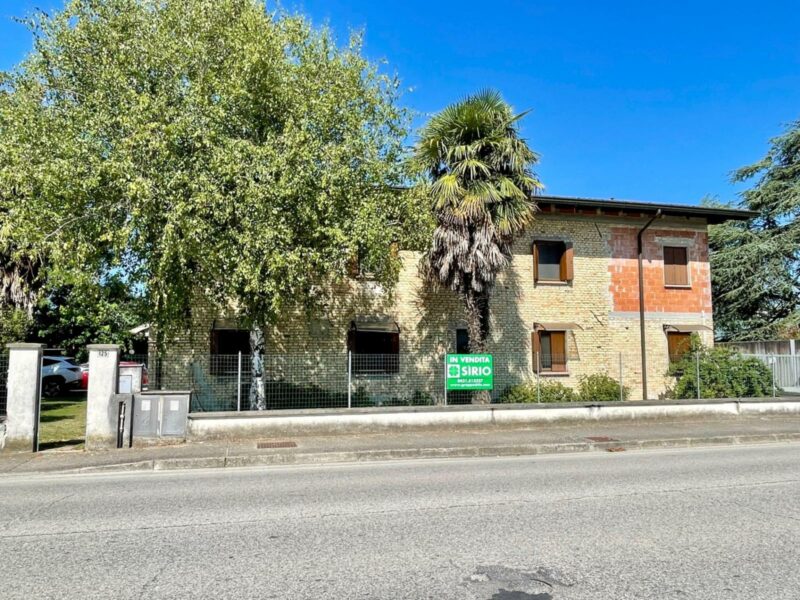 Affascinante casale indipendente in mattoni a vista Pocenia