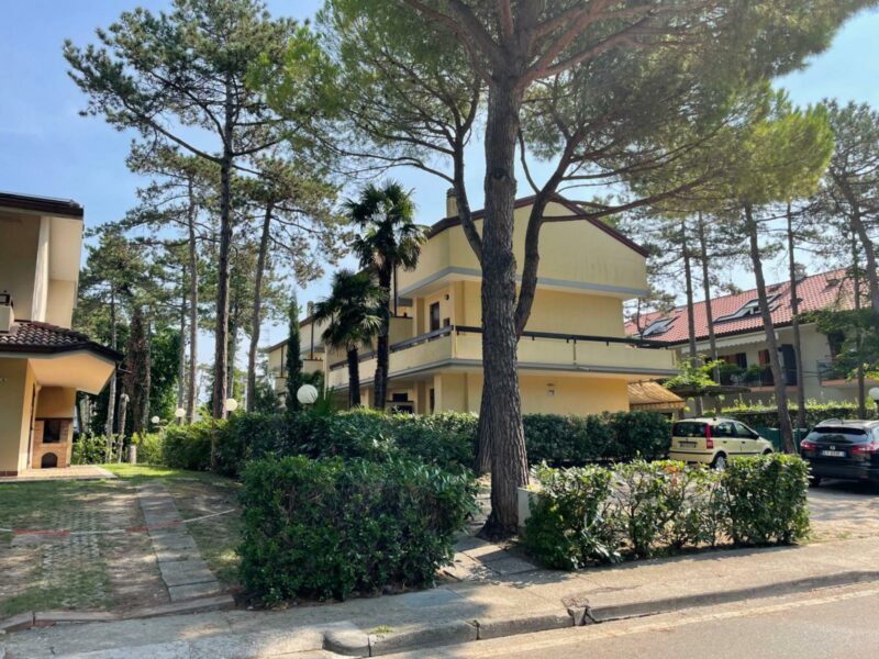 Villaschiera bicamere con giardino Lignano Pineta