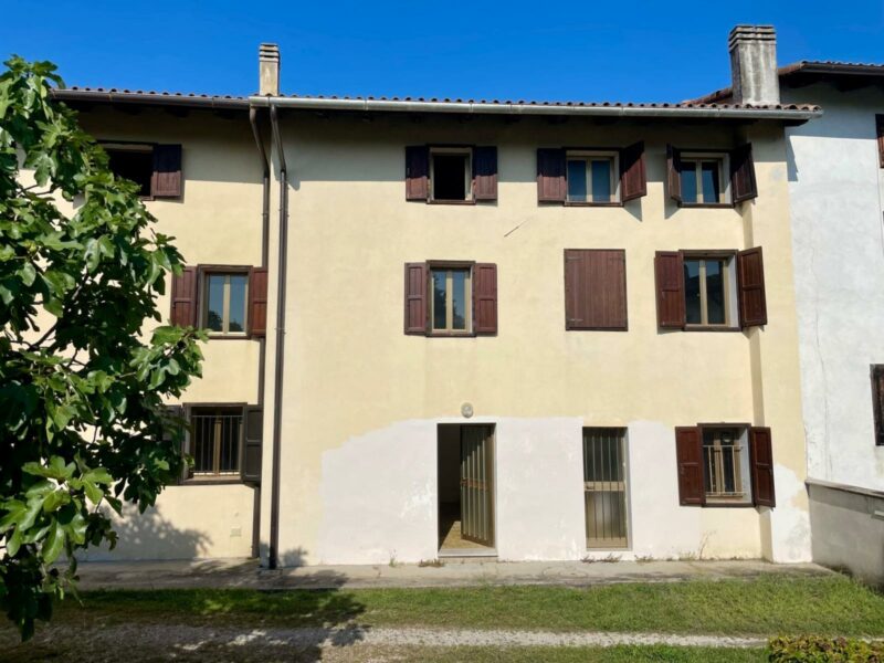 CASA BIFAMILIARE CON DUE APPARTAMENTI BICAMERE E GIARDINO Ragogna