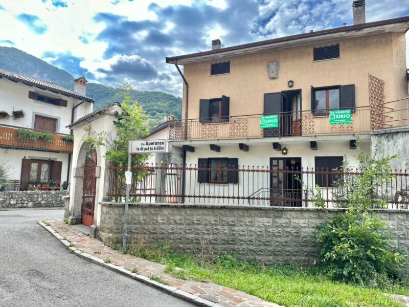 CASA DI TESTA CON CORTE ESCLUSIVA FR. OSEACCO Resia