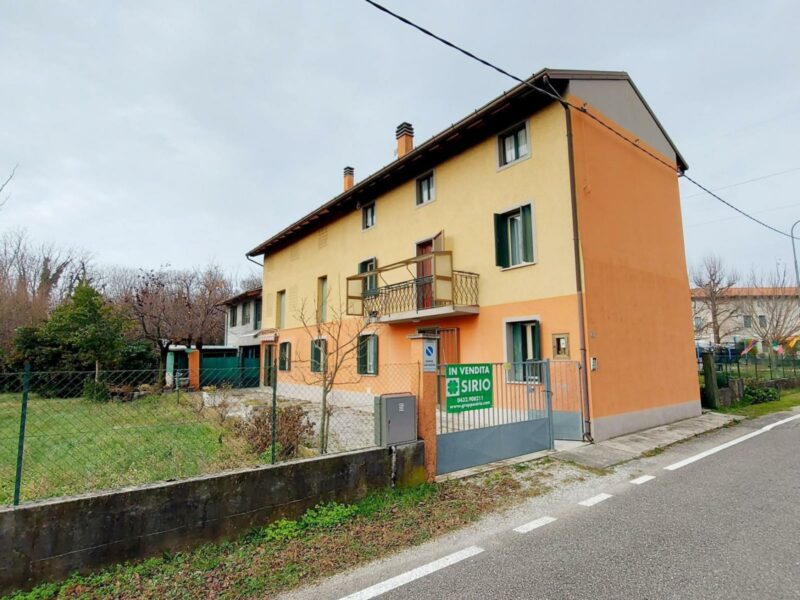 Casa Indipendente Anni ’40 con Ampio Giardino Edificabile – Zompicchia Codroipo