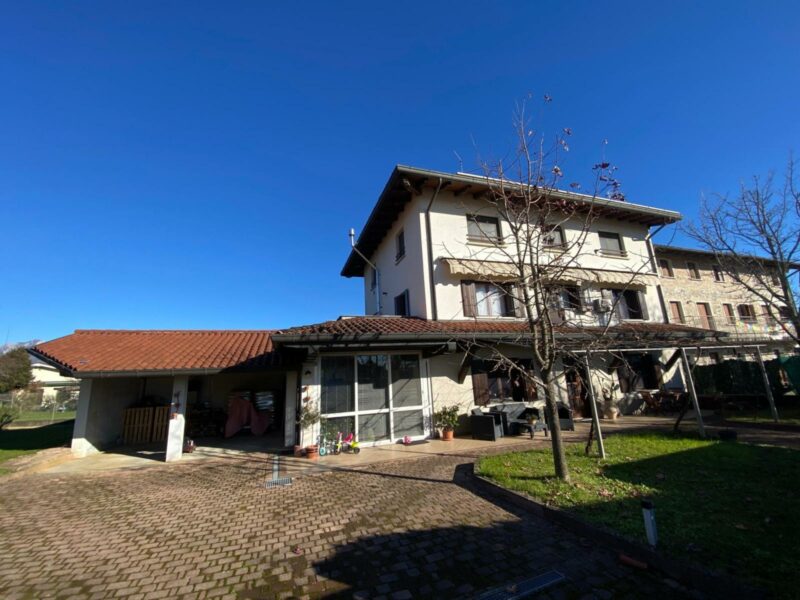 ACCOGLIENTE CASA ACCOSTATA AD UN LATO CON GIARDINO PIANTUMATO Cassacco