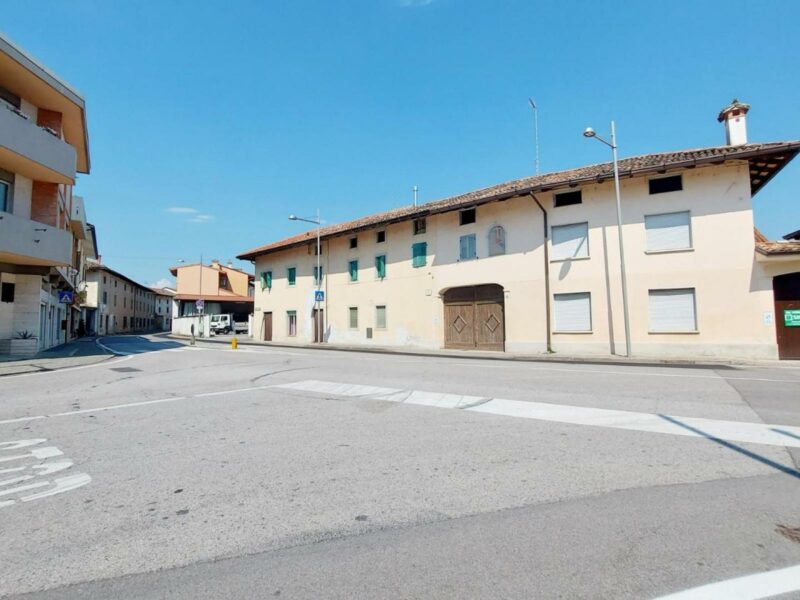 CASA IN LINEA CON CORTE PRIVATA Flaibano