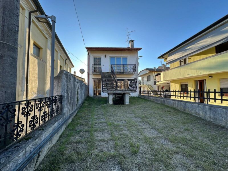 CASA INDIPENDENTE DIVISA IN DUE APPARTAMENTI Carlino