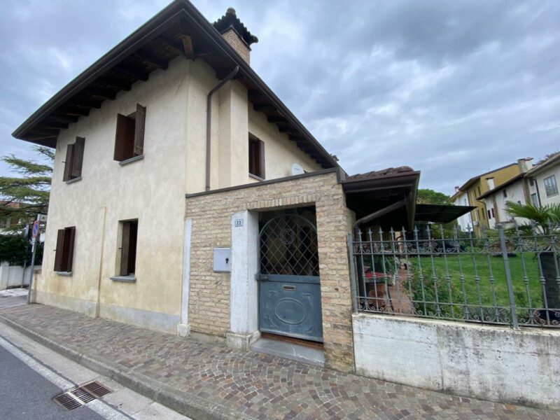 CASA INDIPENDENTE TRICAMERE CON AMPIO GIARDINO Carlino