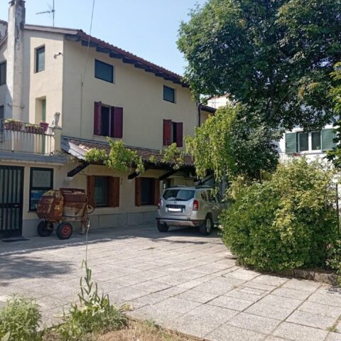 CASA INDIPENDENTE CON CORTE PRIVATA, GARAGE E DEPENDANCE RISTRUTTURATA Majano