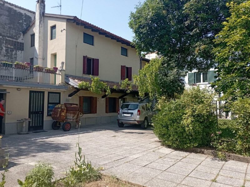 CASA INDIPENDENTE CON CORTE PRIVATA, GARAGE E DEPENDANCE RISTRUTTURATA Majano