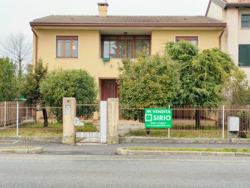 Autenticità friulana: casa con stalla in sasso e ampio terreno Muzzana del Turgnano