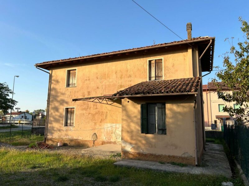 CASA INDIPENDENTE DA RISTRUTTURARE CON GIARDINO Mortegliano