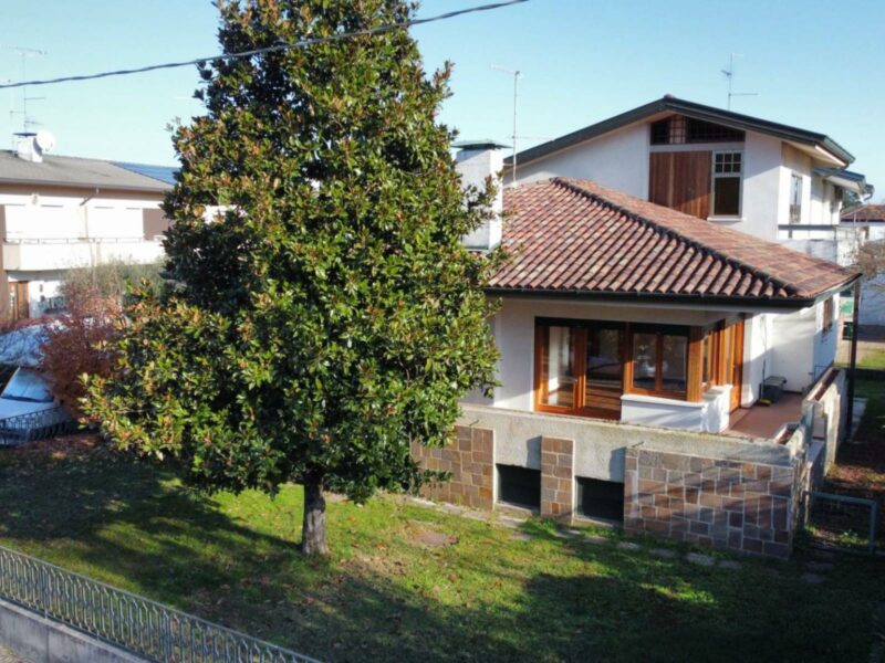 PADERNO : VILLA SINGOLA CON TAVERNA GIARDINO E GARAGE – Udine