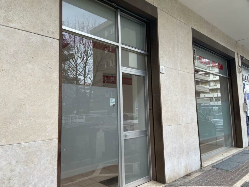 VIA DUCA D’AOSTA: SPAZIO COMMERCIALE VETRINATO CON DEPOSITO E WC ! Monfalcone