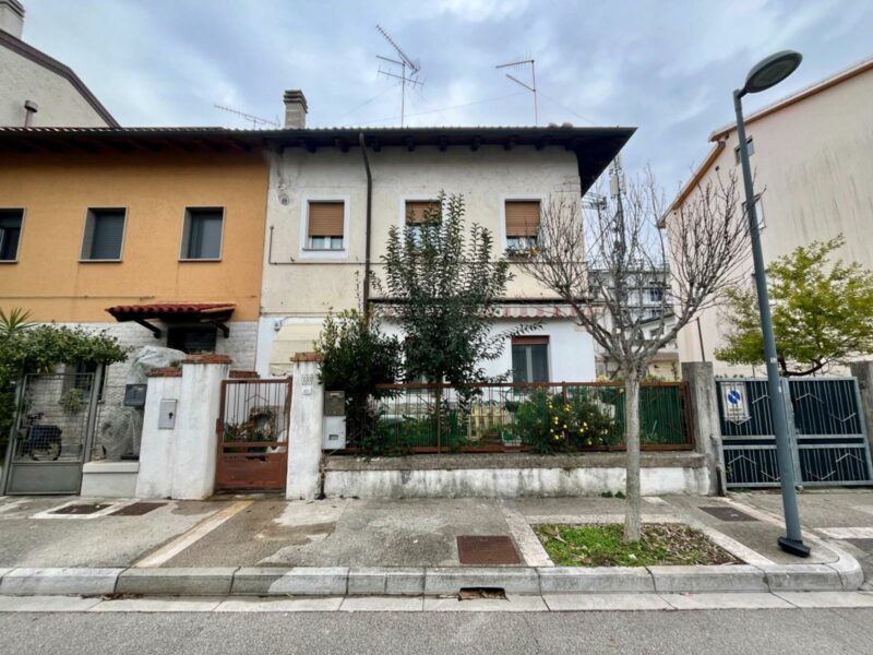 APPARTAMENTO BICAMERE AL PIANO RIALZATO CON CORTE ESCLUSIVA Grado