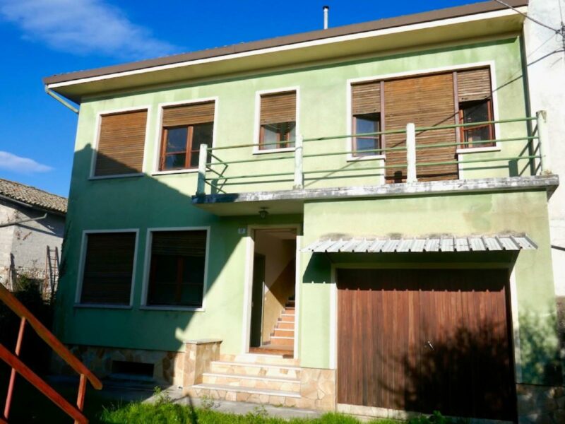 LUMINOSA CASA BICAMERE CON GIARDINO: ideale per chi cerca spazio da trasformare! Arba