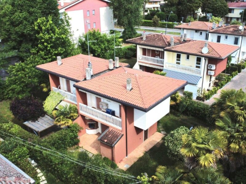 Casa in bifamiliare tricamere con ampio giardino recintato Bibione