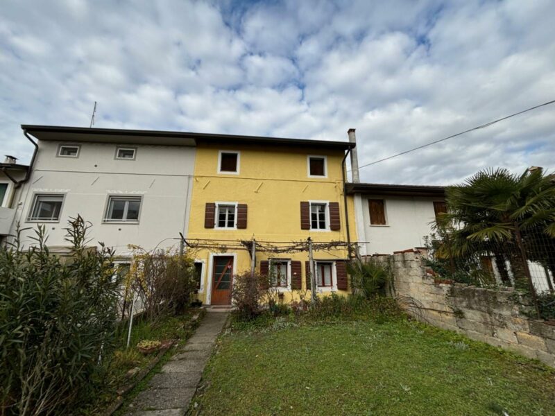 Centrale casa tricamere con giardino Pocenia