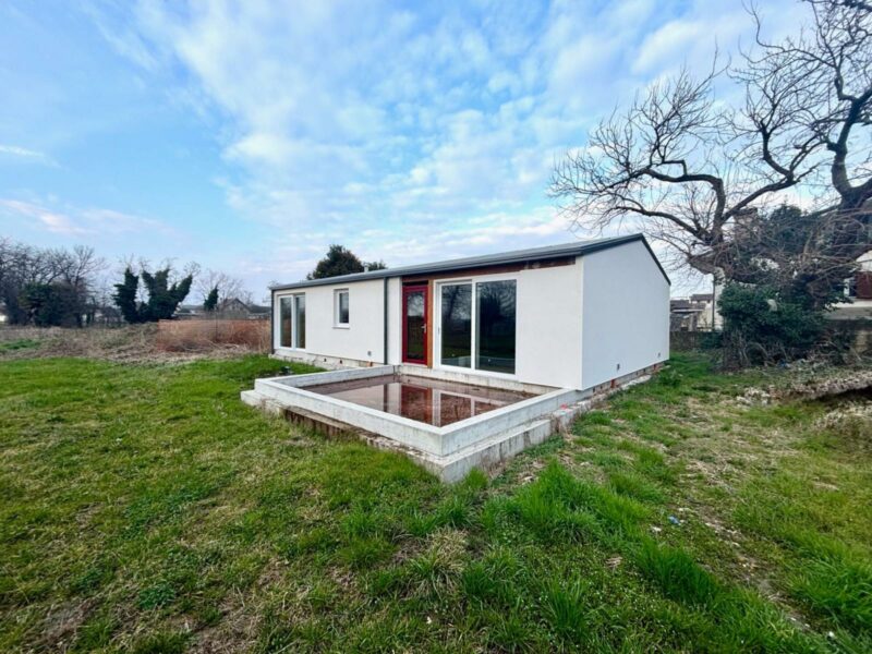 VILLA SINGOLA IMMERSA NEL VERDE – moderna e versatile! Casarsa della Delizia