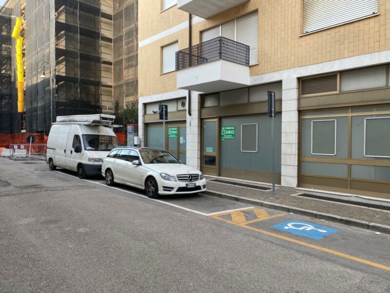 VIA RONCHI SPAZIO COMMERCIALE VETRINATO Udine