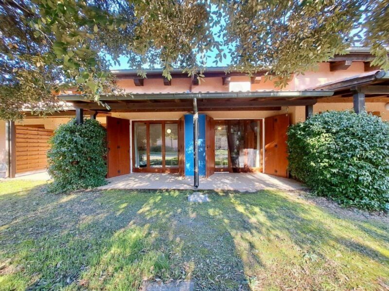 VILLETTA A SCHIERA IMMERSA NEL VERDE Grado