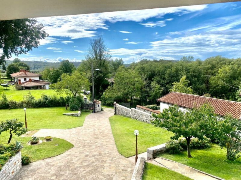 VILLA SINGOLA IMMERSA NELLA NATURA: TRICAMERE, UNICO LIVELLO, OLTRE 3.500 MQ DI SCOPERTO ! Doberdò del Lago