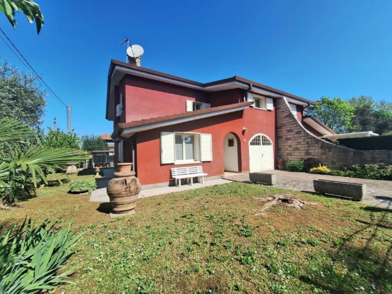 BELLA VILLA IN BIFAMILIARE Carlino