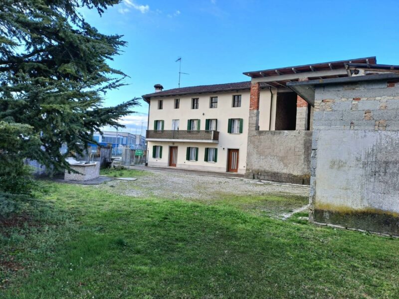 Casa indipendente con grande giardino, garage e locali accessori Rivignano Teor