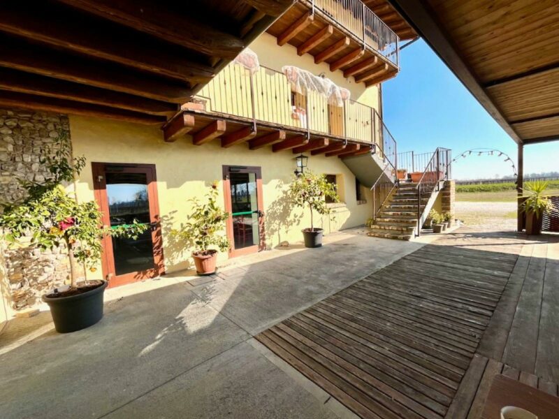 IMMOBILE RISTRUTTURATO CON TRE APPARTAMENTI E ATTIVITà COMMERCIALE: il tuo investimento diversi… Zoppola