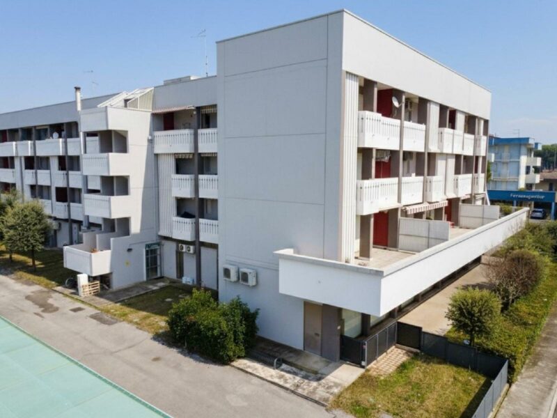 Appartamento ultimo piano con terrazzo e posto auto coperto Bibione