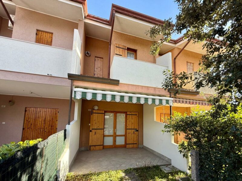 La tua casa al mare.. accogliente villaschiera con spazi esterni Bibione