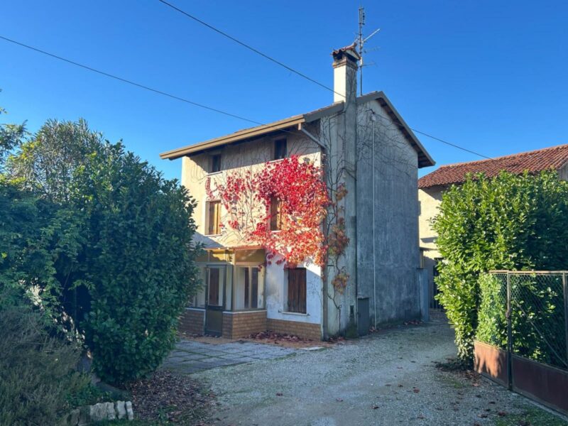 CASA IN CORTE CON TERRENO E DIPENDENZE Bertiolo