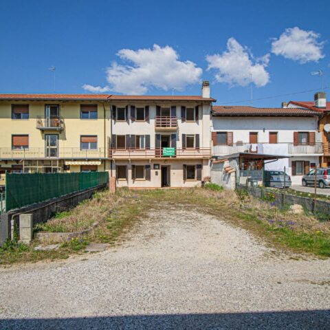 CASA IN LINEA QUATTRO CAMERE DA LETTO CON SCOPERTO DI PERTINENZA – FR. COLLERUMIZ Tarcento