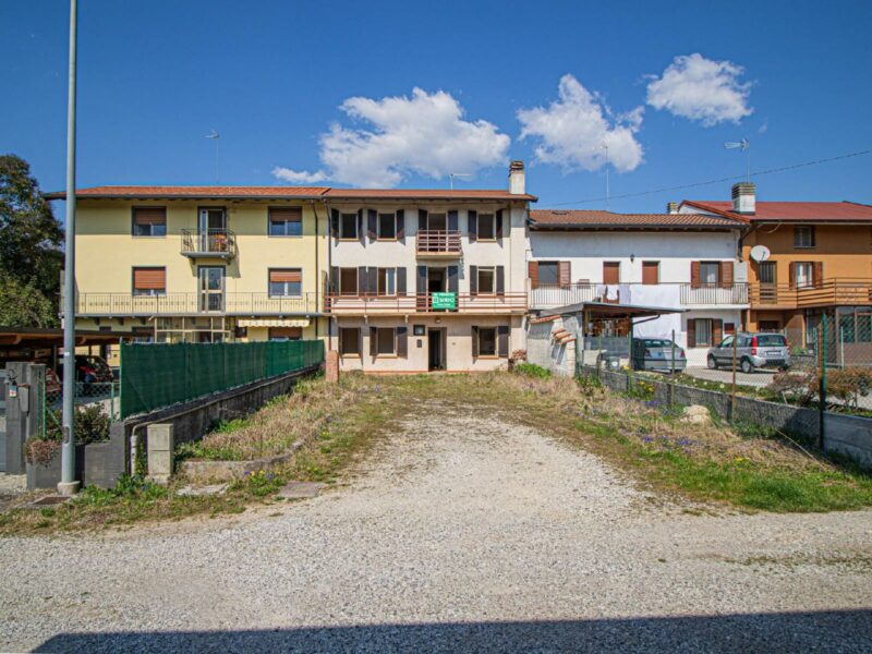 CASA IN LINEA QUATTRO CAMERE DA LETTO CON SCOPERTO DI PERTINENZA – FR. COLLERUMIZ Tarcento