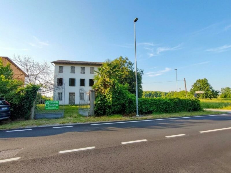 Ampio rustico indipendente con 800 mq di giardino Ronchis