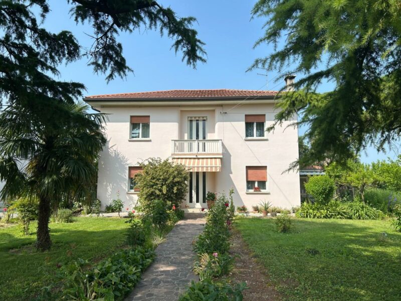 SPLENDIDA VILLA INDIPENDENTE CON CURATO GIARDINO PIANTUMATO Camino al Tagliamento