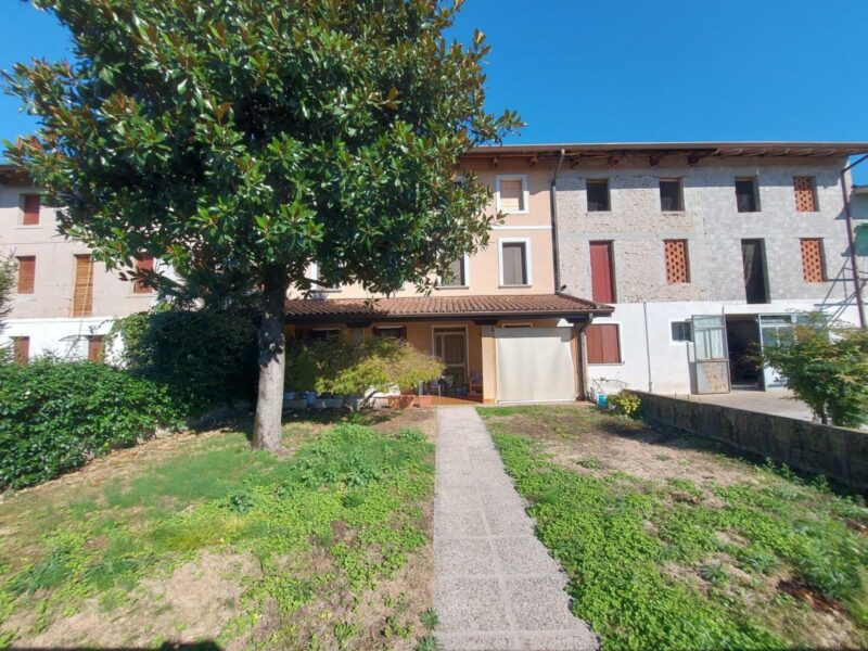 CASA DI TESTA SPAZIOSA E PRONTA DA VIVERE, CON GIARDINO E GRANDE DIPENDENZA Sedegliano