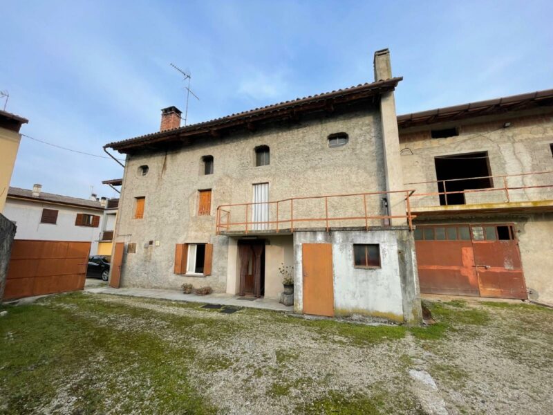 CASA INDIPENDENTE TRICAMERE CON ANNESSO FABBRICATO AL GREZZO E TERRENO EDIFICABILE Mereto di Tomba