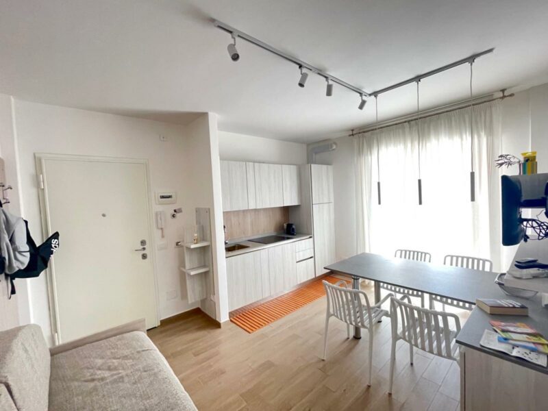 Vivi le vacanze al mare senza pensieri: bilocale ristrutturato con cantina e posto auto Lignano Riviera