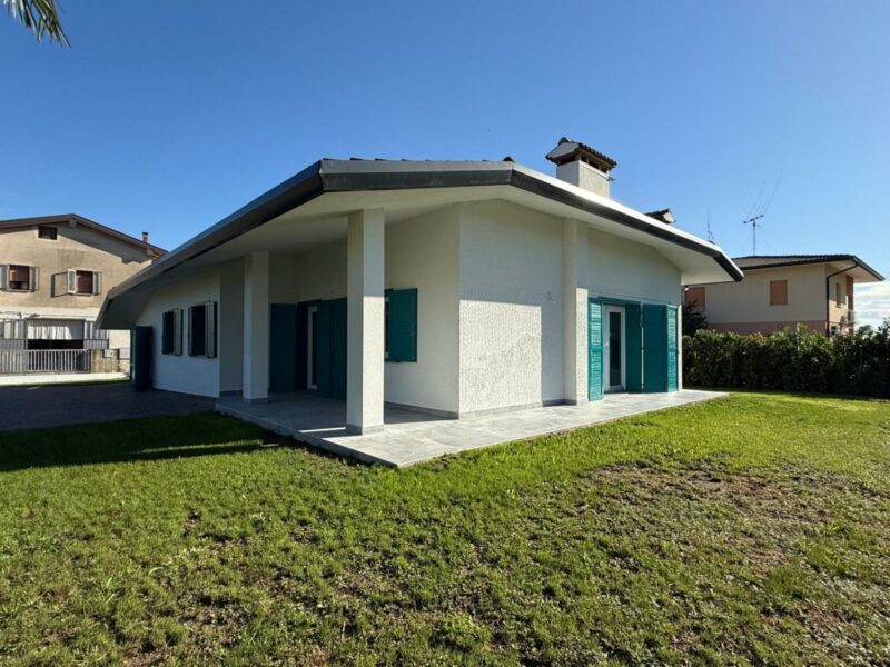 Villa indipendente ristrutturata su unico livello con ampio giardino Palazzolo dello Stella