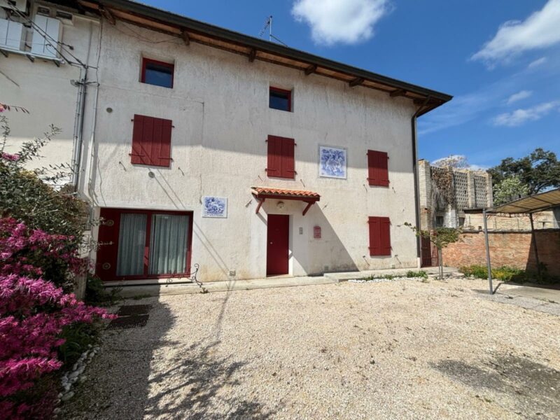 Casa indipendente con ampio giardino e due appartamenti – Affaccio sul fiume Torsa Pocenia