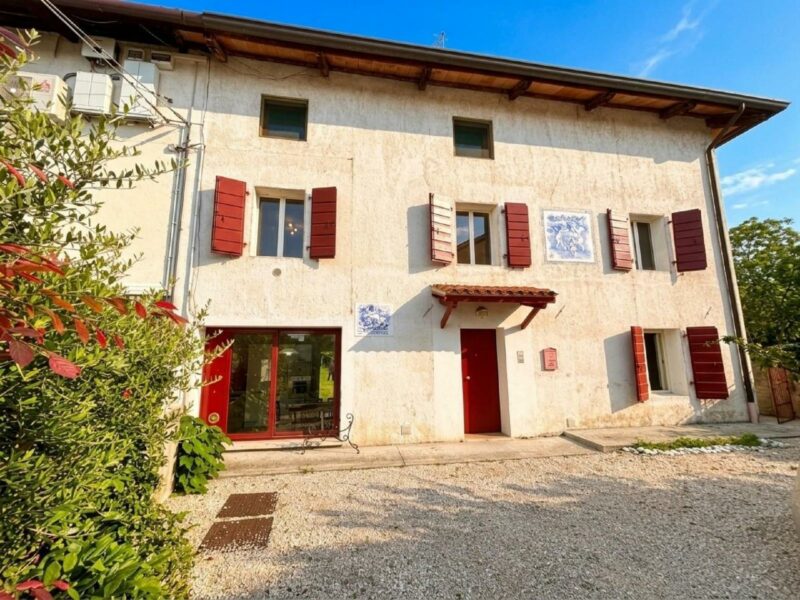 CASA INDIPENDENTE CON DUE APPARTAMENTI E GIARDINO Pocenia