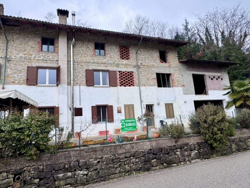 CASA FRIULANA CON DUE UNITA’  – POSSIBILITA’ DI UNICA ABITAZIONE – SCOPERTO PRIVATO Faedis