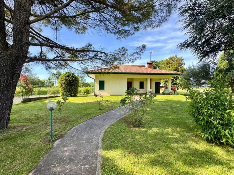 VILLA ABBRACCIATA DA UN AMPIO GIARDINO – PRIVACY E RELAX Premariacco