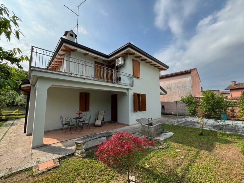 Pratica casa indipendente con giardino Pocenia