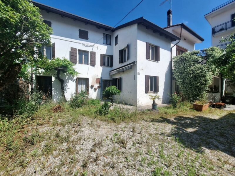A due passi dal centro di Latisana ampia casa con giardino Latisana