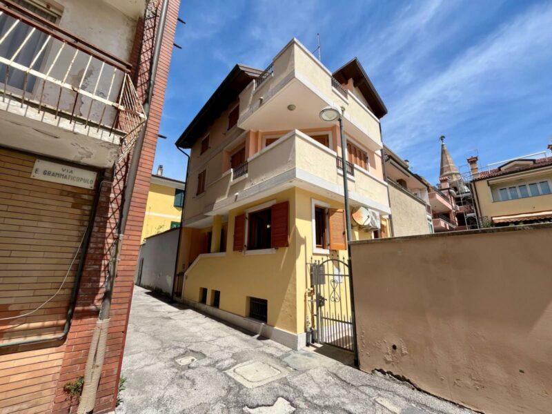 IN ZONA STRATEGICA E RICERCATA APPARTAMENTO DAI COMODI SPAZI Grado