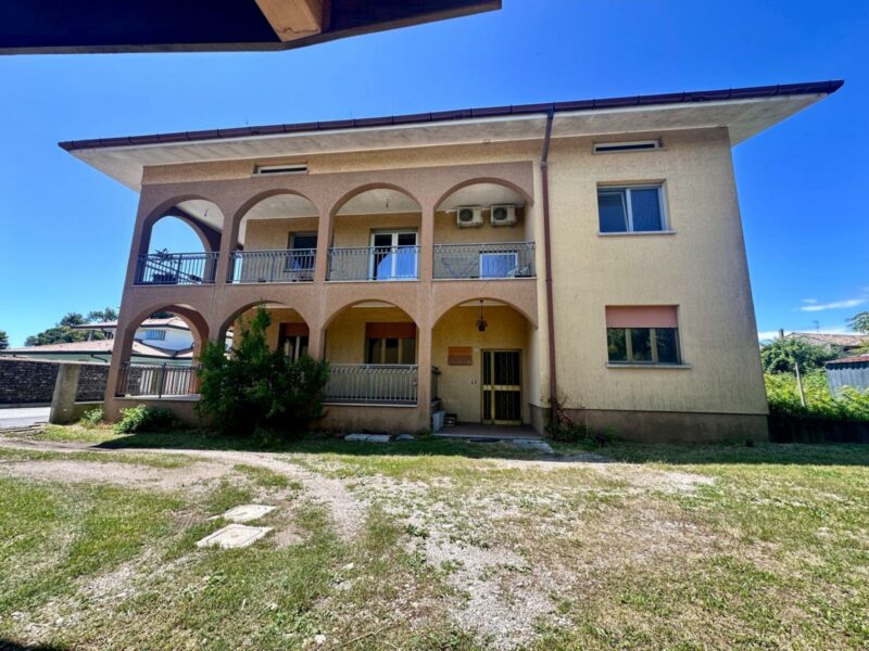 LUMINOSO E SPAZIOSO APPARTAMENTO RISTRUTTURATO CON ANNESSA MANSARDA Mereto di Tomba