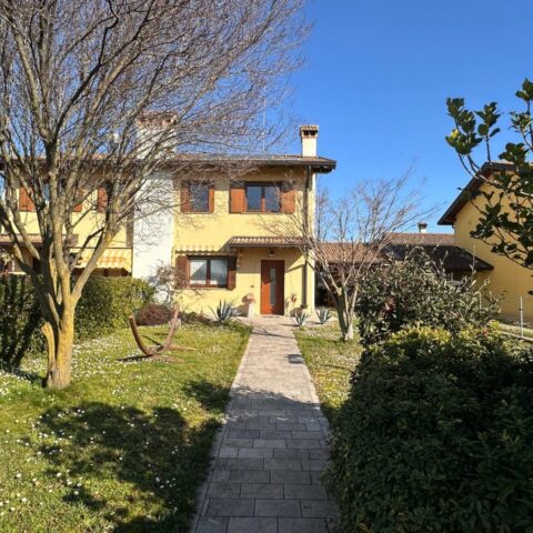 PERFETTA E CURATA CASA DI TESTA CON GIARDINO Bertiolo