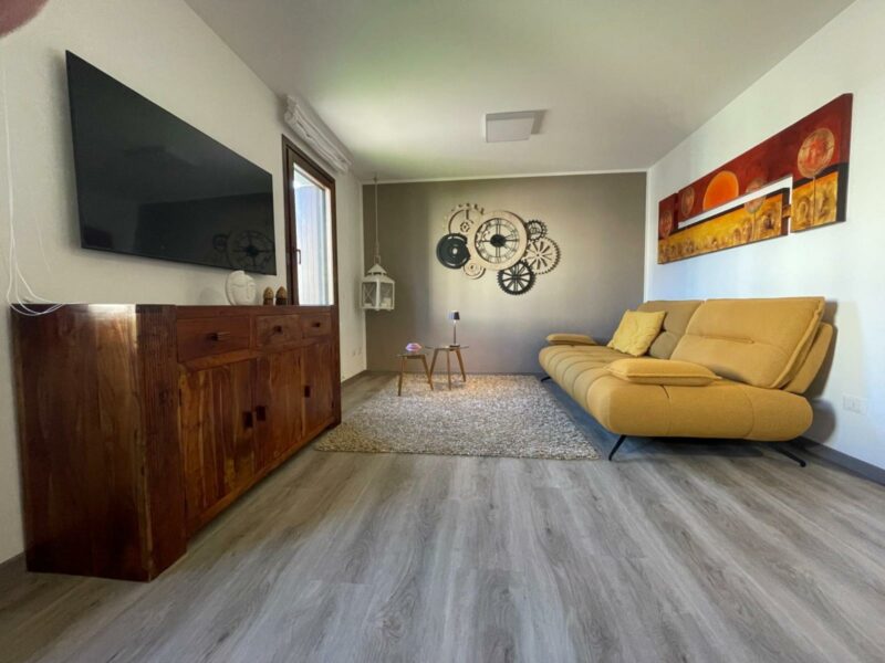 APPARTAMENTO MONOCAMERA TERRAZZATO AL PIANO PRIMO CON GARAGE – POSSIBILITA’ SECONDA CAMERA Artegna