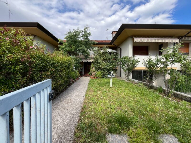 GRAZIOSA VILLASCHIERA TUTTA SU UN PIANO Codroipo